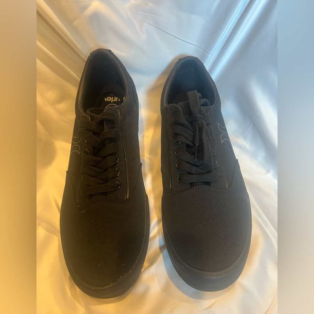 Brand new Hurley Arlo lace-sneakers.